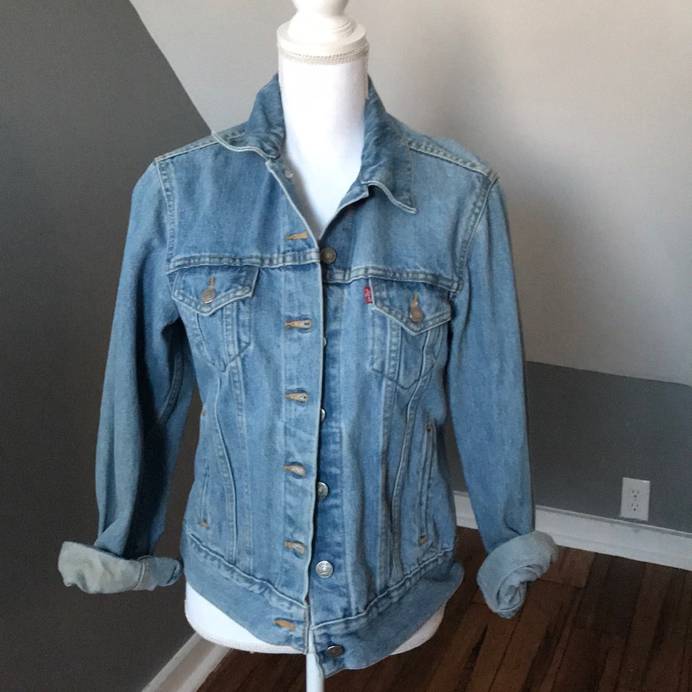 SOLD Levi’s light denim jacket 👖💙